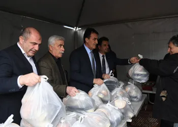 Osmangazi Belediyesi Elmasbahçeler’de iftarlık dağıttı