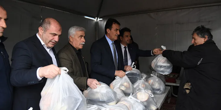Osmangazi Belediyesi Elmasbahçeler’de iftarlık dağıttı