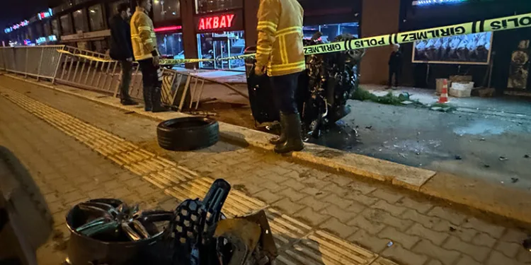 Otomobille çarpışan pikap 30 metre savruldu: 3 yaralı