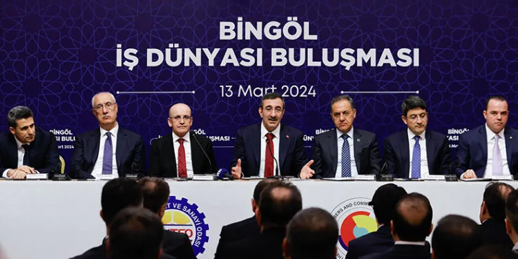 Bakan Şimşek, iş insanlarıyla bir araya geldi