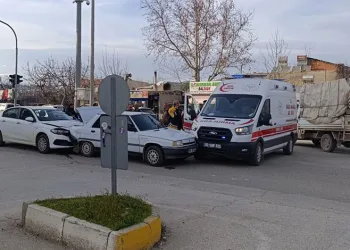 İki otomobil, bir ambulans çarpıştı: 1 yaralı