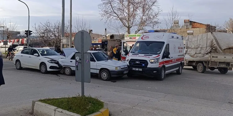 İki otomobil, bir ambulans çarpıştı: 1 yaralı