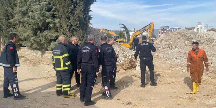 Ayağına beton parçası düşen işçi yaralandı