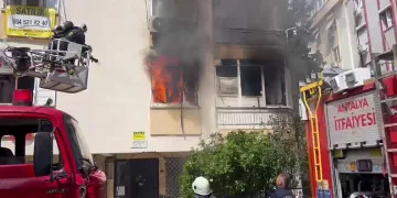 Evleri yanan yaşlı çift birbirinde teselli buldu