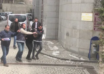 Kıskançlık yüzünden eşini ve kızını bıçaklayarak öldürdü