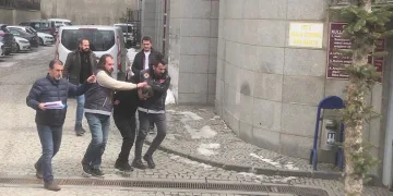 Kıskançlık yüzünden eşini ve kızını bıçaklayarak öldürdü