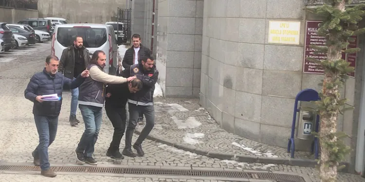 Kıskançlık yüzünden eşini ve kızını bıçaklayarak öldürdü