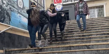 33 bin 600 dolar çalan biri çocuk 2 kadın yakalandı