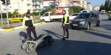 Otomobille motosiklet çarpıştı: 1 yaralı