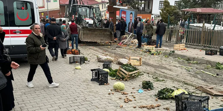 Freni boşalan iş makinesi pazara daldı