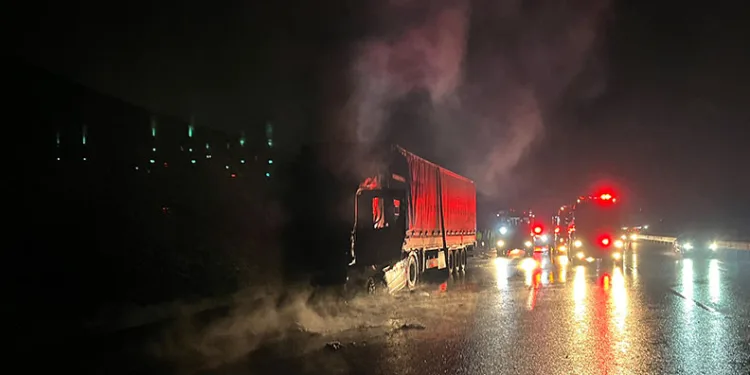 Asit yüklü tır alev alev yandı