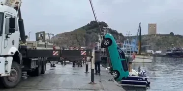 Şile Limanı’nda denize düşen otomobil çıkartıldı
