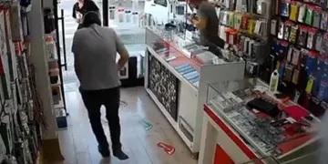Telefondan çıkartılan batarya patladı