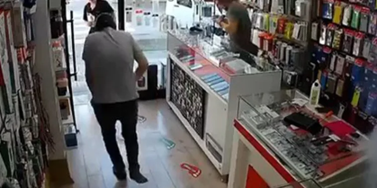 Telefondan çıkartılan batarya patladı