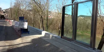 Bartın’da sele karşı camdan duvar örülüyor