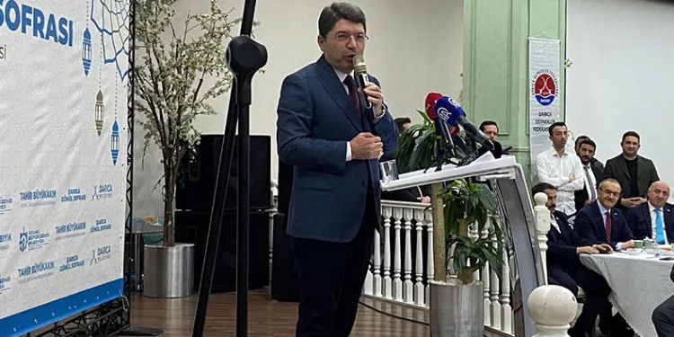 “Darbecilerin yaptığı anayasa ile yürüyemeyiz”