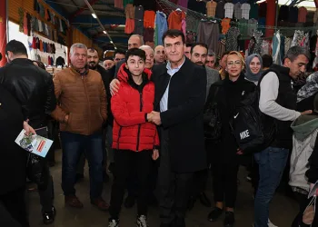 Mustafa Dündar pazarda vatandaşlarla buluştu
