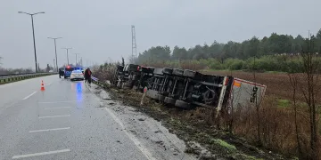 Edirne’de porselen yüklü tır devrildi