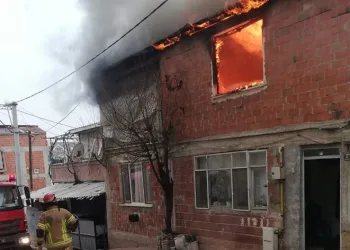 Bursa İnegöl’de 2 katlı bina alev alev yandı