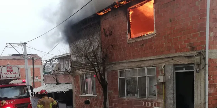 Bursa İnegöl’de 2 katlı bina alev alev yandı
