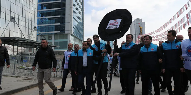 Memur-Sen’den CHP’ye siyah çelenk