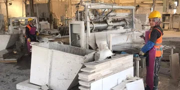 Mermer işçisi kadınlar ekmeklerini taştan çıkarıyor