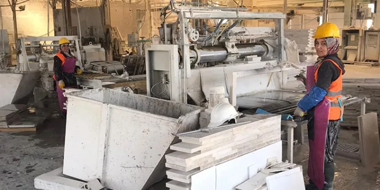 Mermer işçisi kadınlar ekmeklerini taştan çıkarıyor