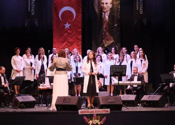 Hekimlerden beyaz önlükleriyle konser
