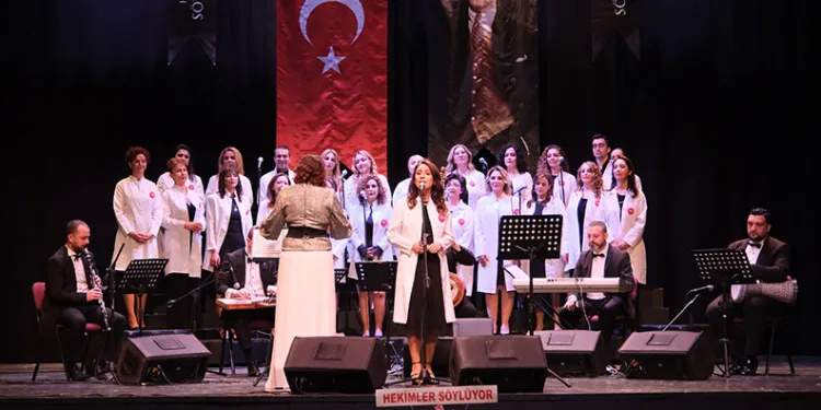 Hekimlerden beyaz önlükleriyle konser
