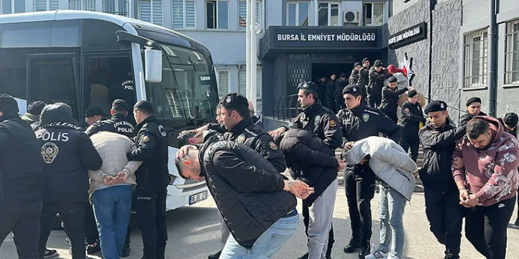 Bursa’da fuhuş çetesi üyeleri, adliyeye sevk edildi