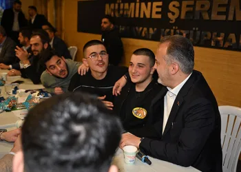 Alinur Aktaş, sahuru gençlerle kütüphanede yaptı