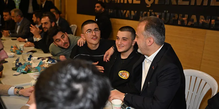Alinur Aktaş, sahuru gençlerle kütüphanede yaptı