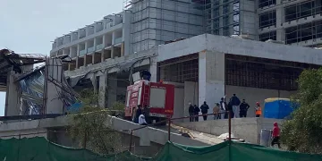 Tırın çarptığı otelin demir gölgeliği çöktü