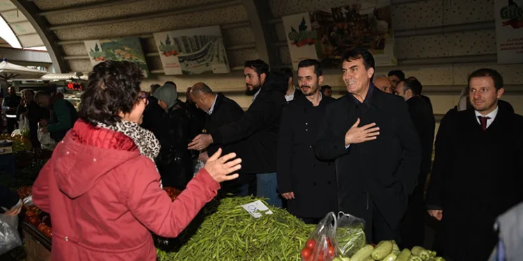 Mustafa Dündar pazarcı esnafı ve vatandaşlarla buluştu