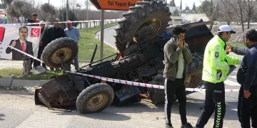 Otomobille çarpışan traktör devrildi: 1 ağır yaralı