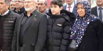 Şehit oğlu babasını kabristanda ziyaret etti