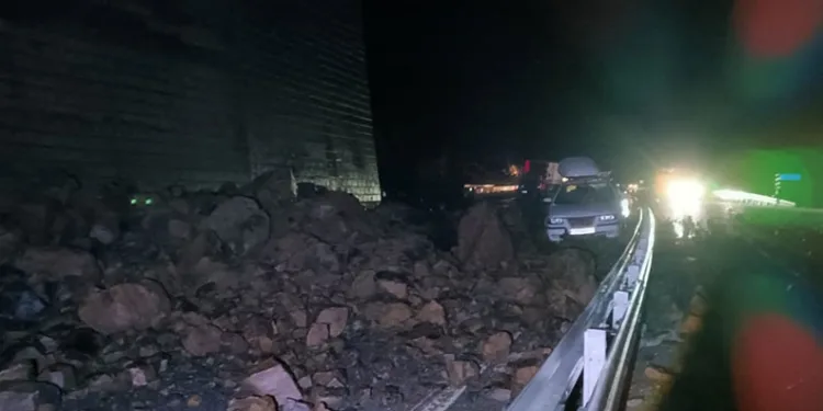 Bitlis’te etkili olan yağış heyelana neden oldu
