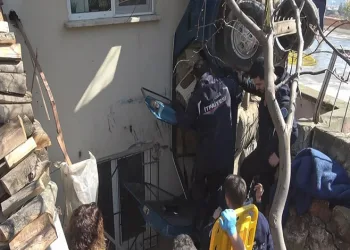 Bursa’da yaşlı adam, otomobiliyle evin bahçesine uçtu