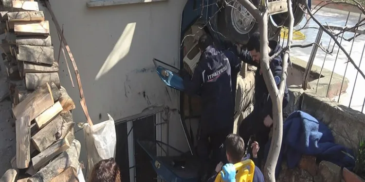 Bursa’da yaşlı adam, otomobiliyle evin bahçesine uçtu