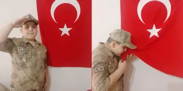 İlkokul öğrencisinin bayrak hassasiyeti
