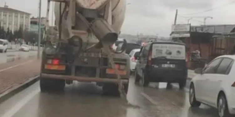 Bursa’da beton mikseri yola beton dökerek ilerledi