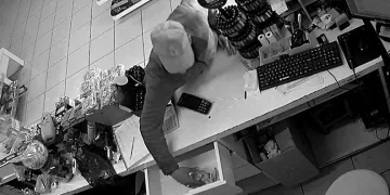 Marketten avuç dolusu parayı alıp kayıplara karıştı