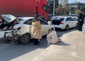 7 araç birbirine girdi: Biri çocuk 5 yaralı