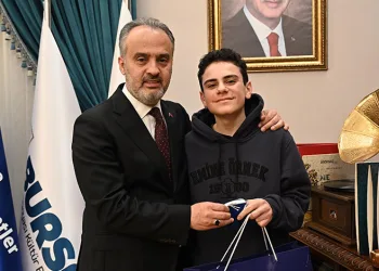 En genç satranç ustasından Alinur Aktaş’a ziyaret