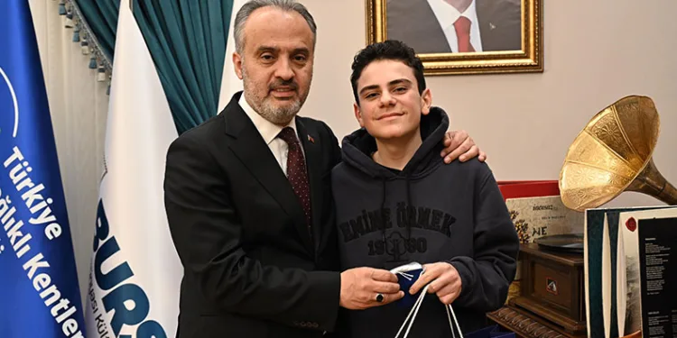 En genç satranç ustasından Alinur Aktaş’a ziyaret