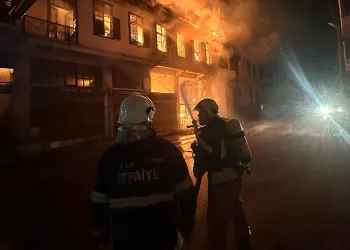 Hatay’da deprem hasarlı evde yangın