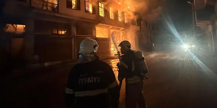 Hatay’da deprem hasarlı evde yangın