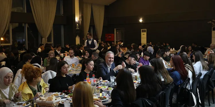 Alper taban iftarda gençlerle buluştu