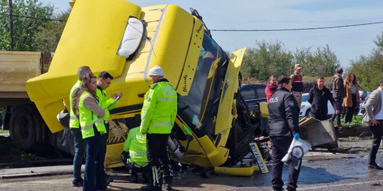 Hatay’da otomobil ve TIR çarpıştı: 6 ölü, 1 yaralı