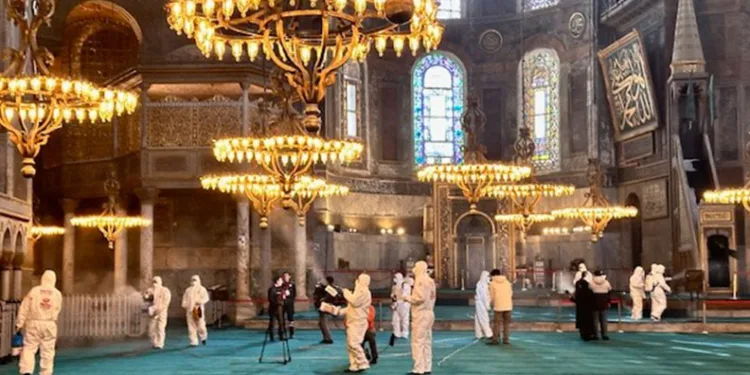 Ayasofya’da Ramazan temizliği